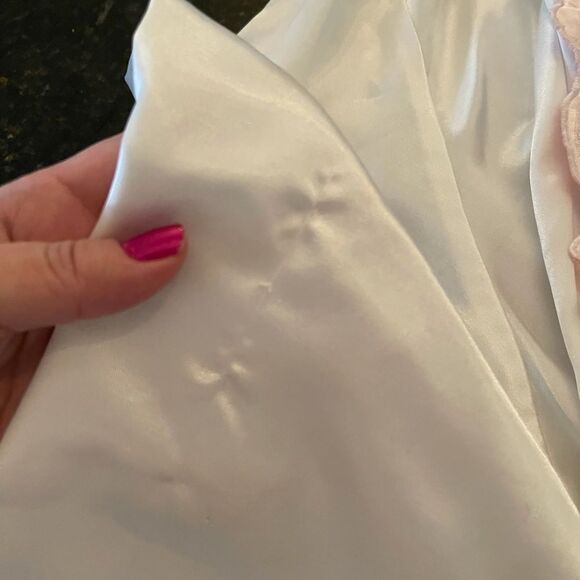 VTG Victoria Secret 🌺COQUETTE-Style🌺 Robe White with Baby Pink Appliqué Collar - Picture 12 of 12